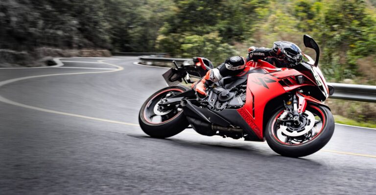 Zontes 703RR в наклон на пистата