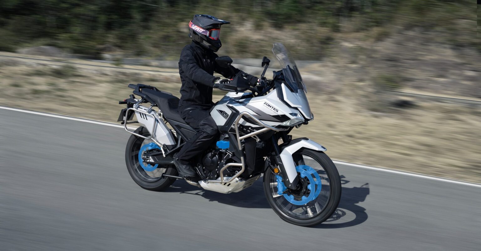 Zontes 703F с куфари по планински път