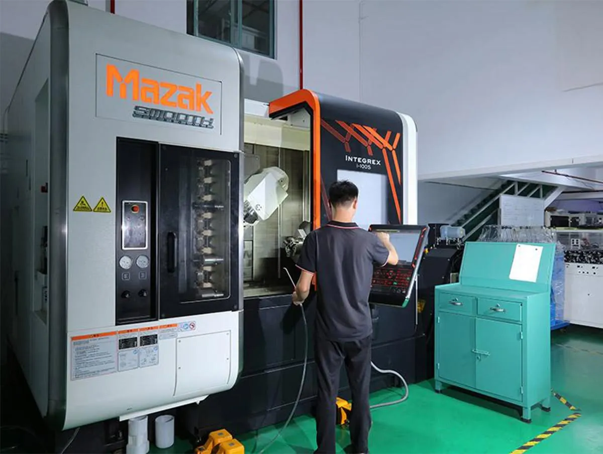 Оператор на CNC машина Mazak Integrex в завода на Tayo